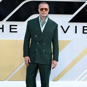 Brad Pitt flasht im grünen Anzug bei "F1"-Premiere in London