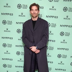 Nach Beauty-OP-Gerücht: Bradley Cooper strahlt bei Premiere