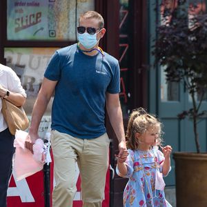 Bradley Cooper spaziert mit Töchterchen Lea durch New York