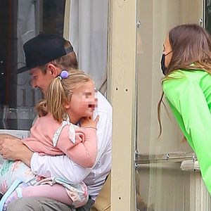 Hier albert Lea mit Papa Bradley Cooper und Mama Irina herum
