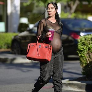 Nick Cannons Flamme Bre Tiesi präsentiert ihren Babybauch