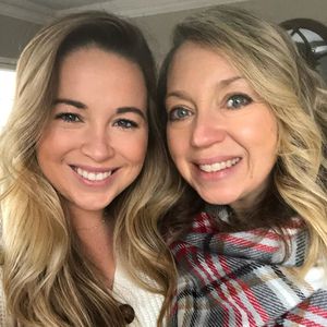 Mutter von Influencerin trägt ihr Baby aus: Was sagen Fans?
