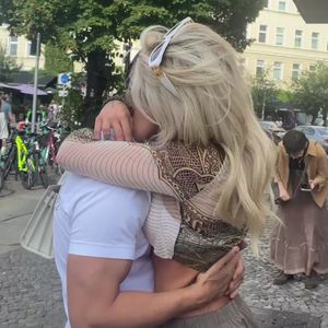 Auf offener Straße: Samantha Abdul knutscht mit ihrem Brett
