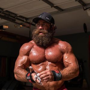 Dieser Fitness-Influencer ernährt sich von rohen Innereien!