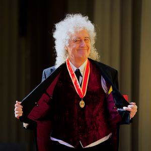 König Charles schlägt Queen-Gitarrist Brian May zum Ritter