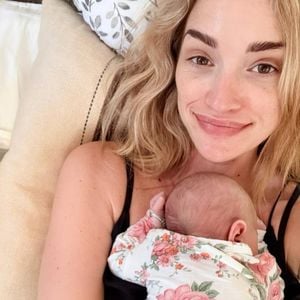 "Ginny & Georgia"-Star Brianne Howey begrüßt zweites Baby