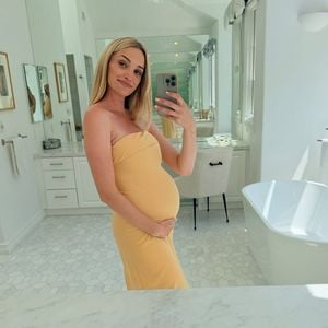 "Ginny & Georgia"-Star Brianne Howey erwartet zweites Baby