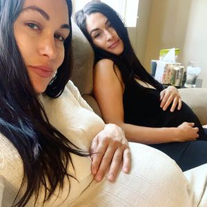 Baby kam schneller: Nikki Bella stichelt gegen Zwilling Brie