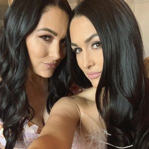Nikki Bella feiert nach Scheidung von Ex mit Schwester Brie