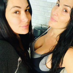 25 Tage Mamas: Nikki und Brie Bella zeigen After-Baby-Bodys