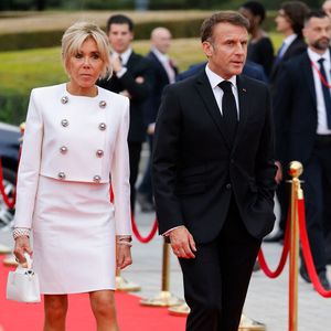 Ehefrau Brigitte stößt Emmanuel Macron mitten ins Gesicht