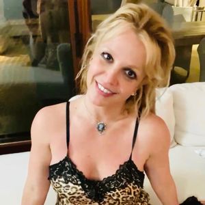 Britney Spears überlegt, sich die Brüste operieren zu lassen