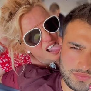 Heiß? Bitney Spears leckt die Ohren ihres Verlobten Sam ab
