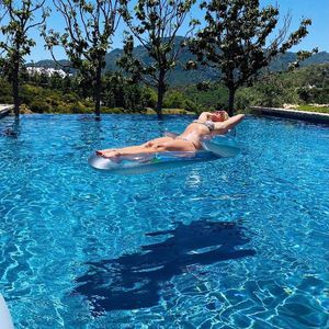 Hier rekelt sich Britney Spears auf Luftmatratze im Pool