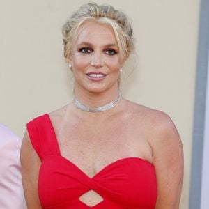 Im Schulmädchenlook: Britney Spears teasert Großes an