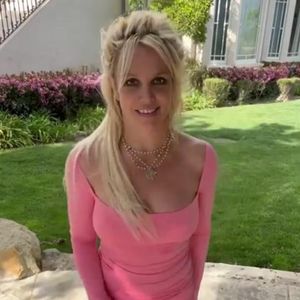 Britney Spears' Bodyguard trägt Puppe wie ein Baby herum