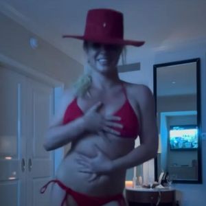 Britney Spears führt ulkigen Cowboy-Tanz im Bikini auf!