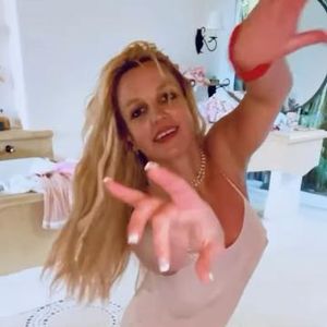 Britney Spears tanzt im Nachthemd und teilt wirre Gedanken