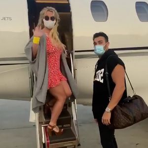 Endlich Urlaub? Britney Spears und Sam besteigen Flugzeug!