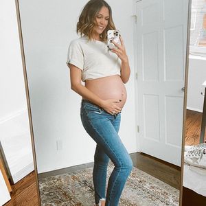 Kellan Lutz' Frau Brittany teilt ein cooles Babybauchbild