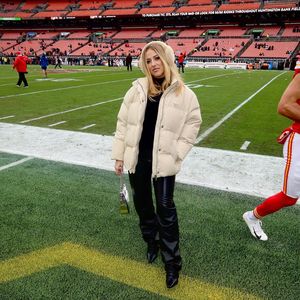 Babybauch versteckt: Brittany Mahomes strahlt bei NFL-Spiel