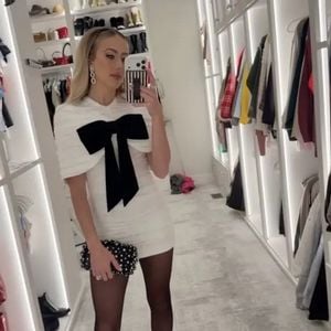 Brittany Mahomes entzückt in Minikleid bei Chiefs-Party