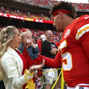 Süß! Patrick Mahomes' Tochter (1) besucht Papa beim Football