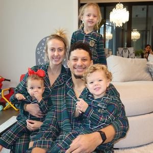 Familie Mahomes feiert ihr erstes Weihnachtsfest zu fünft