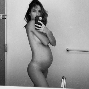 Playmate Brittny Ward postet splitternacktes Schwanger-Pic
