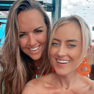 Sängerin Brooke Eden hat sich mit ihrer Freundin verlobt