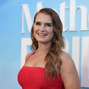 Brooke Shields beeindruckt mit 59 Jahren im weißen Bikini