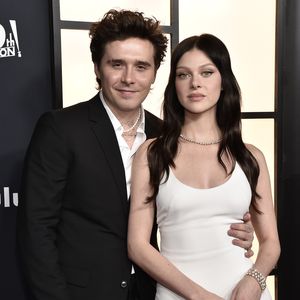Süß: Brooklyn Beckham unterstützt seine Nicola bei Premiere