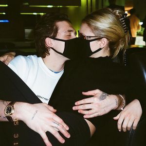 "Beschütze dich": Brooklyn und Nicola knutschen mit Maske