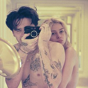 Intime Bilder: Brooklyn Beckham und Nicola oberkörperfrei