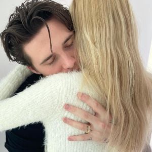 Neues Foto: Ist das ein Ehering an Brooklyn Beckhams Hand?