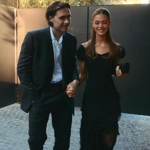 Trotz Waldbränden landen Brooklyn Beckham & Nicola in Nizza