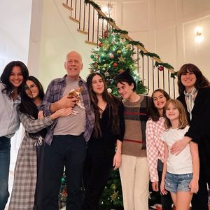 Auch Ex-Frau Demi: Bruce Willis strahlt mit ganzer Familie