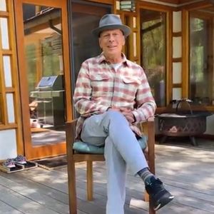 Mit breitem Lächeln: Bruce Willis jodelt für seine Familie