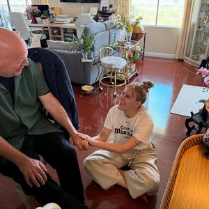 Hand in Hand mit einem Pfleger: Neue Bilder von Bruce Willis