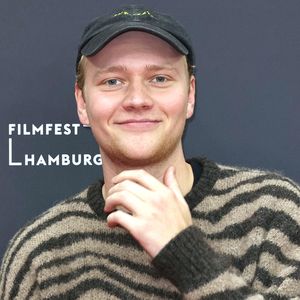 Ähnelt Bruno Alexander seiner Rolle in "Die Discounter"?