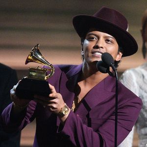 Granate! Bruno Mars liefert coole Super Bowl Show!