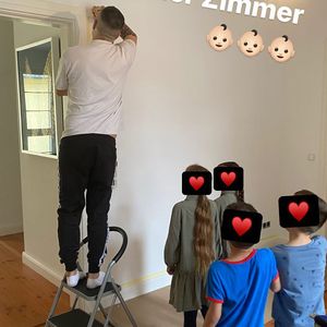 Bushido als Malermeister: Zimmer für Drillinge fast fertig!