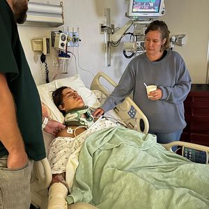 Von Klippe gestürzt: TikToker Caleb Coffee schwer verletzt