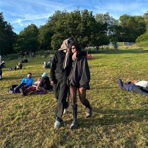 Endlich offiziell: Dua Lipa teilt Kuschel-Pics mit Callum!