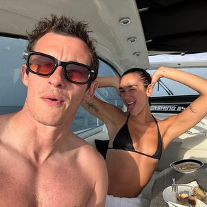 Urlaub mit ihrem Callum: Dua Lipa strahlt in knappem Bikini