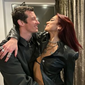 Wegen Verlobung? Dua Lipa und ihr Callum strahlen vor Glück