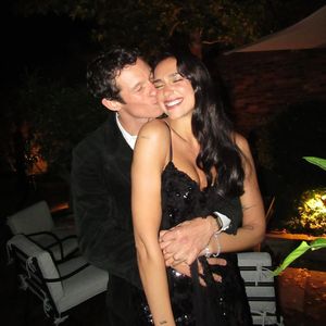 Dua Lipa und Callum Turner turteln total verliebt in Paris