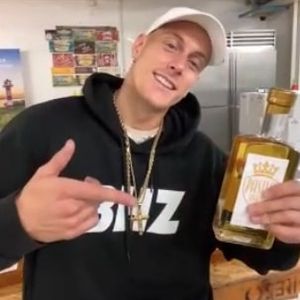 Für Flirts: Calvin Kleinen verlost Nummer auf Wodka-Flaschen