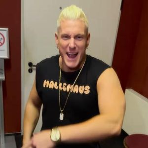 Calvin Kleinen blondiert im Leo-Schlüppi: So geht Ballermann