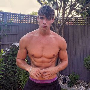 Cam Holmes, "Finger Weg!"-Kandidat